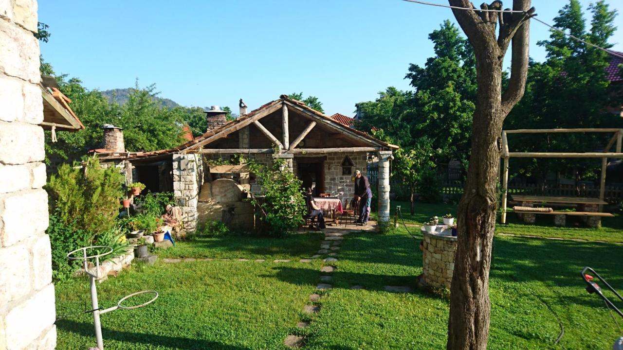 Bujtina Shkodrani Acomodação com café da manhã Voskopojë Exterior foto