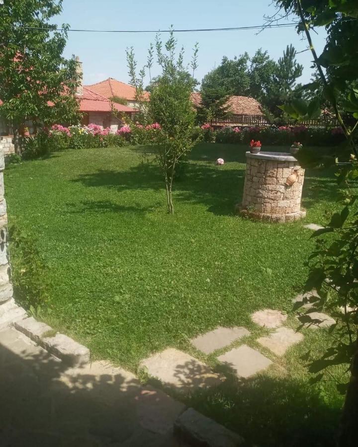 Bujtina Shkodrani Acomodação com café da manhã Voskopojë Exterior foto