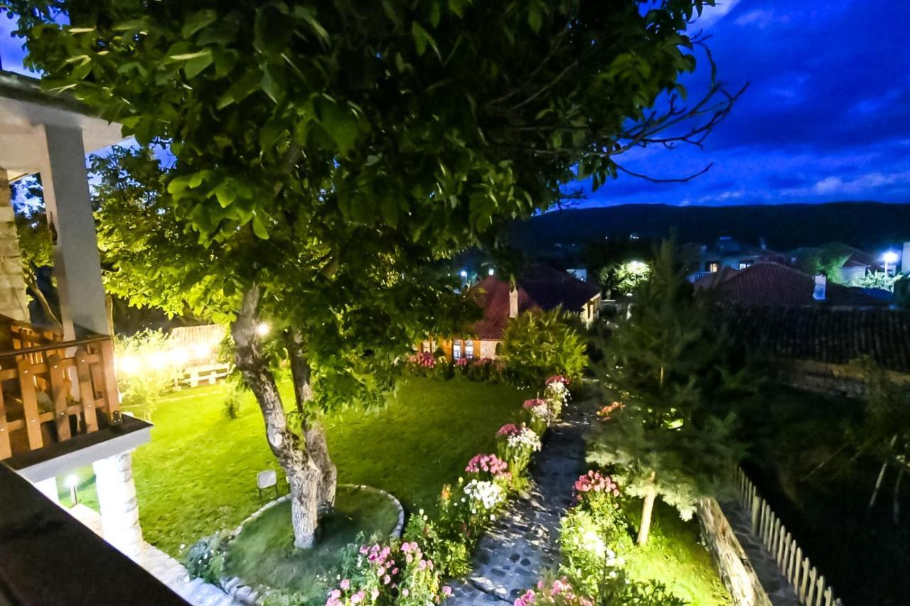 Bujtina Shkodrani Acomodação com café da manhã Voskopojë Exterior foto